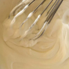 将酸和生奶油混合起来制成这种令人难以置信的生奶油配料